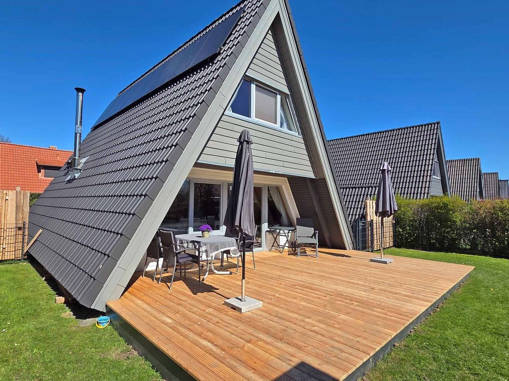 Zeltdachhaus in Strandnähe mit Zaun - Parkplatz vor der Haustür