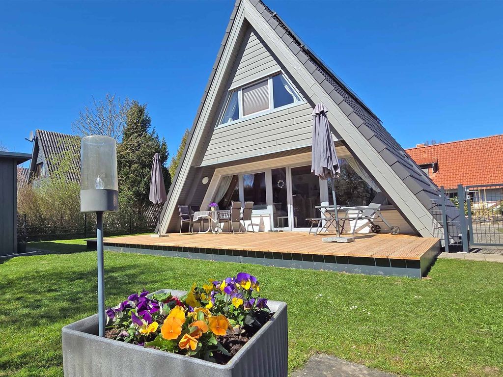 Zeltdachhaus mit grosser Terrasse und Zaun - Parkplatz vor der Haustür