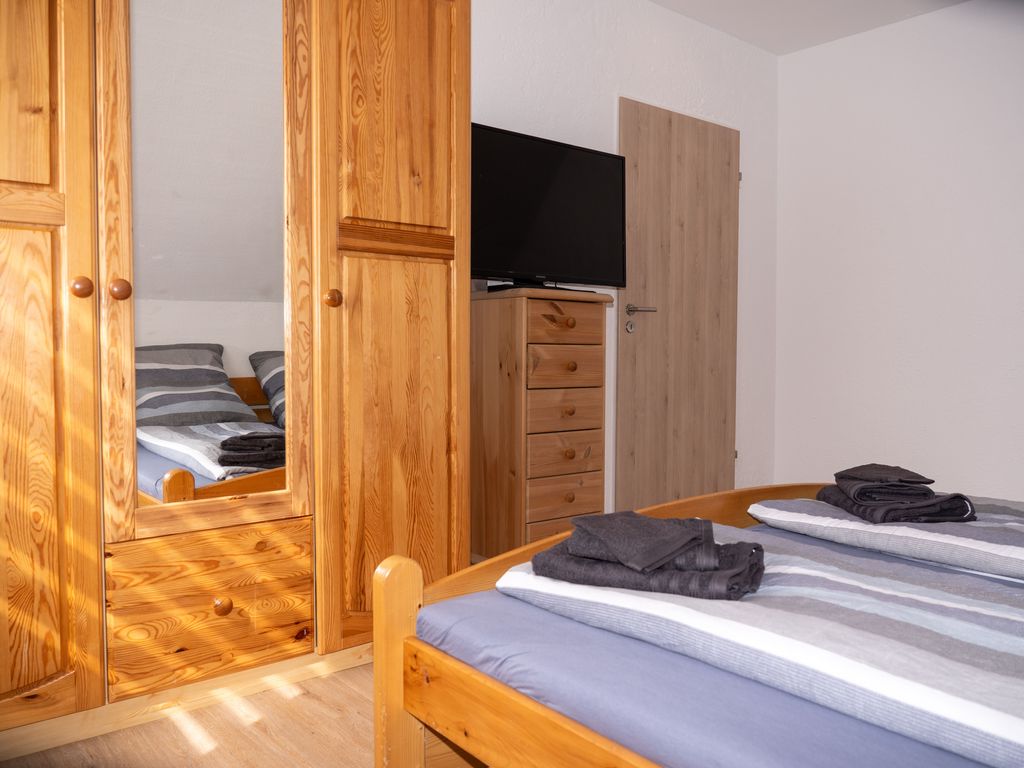 Schlafzimmer 1