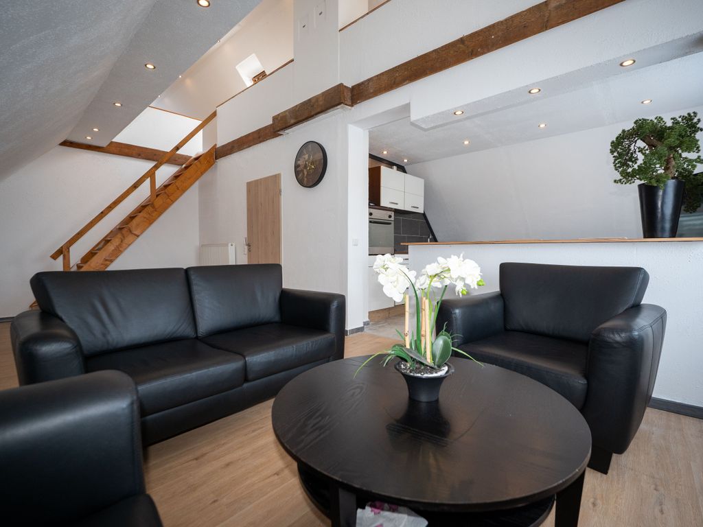 Couch mit 2 Sessel und einem Tisch