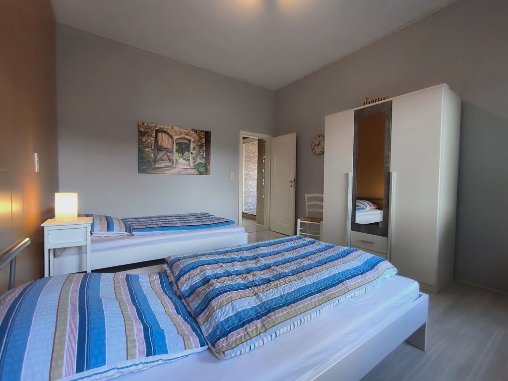 Schlafzimmer mit zwei französischen Betten