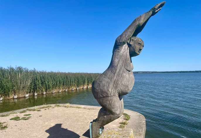 die Schwimmerin im Hafen