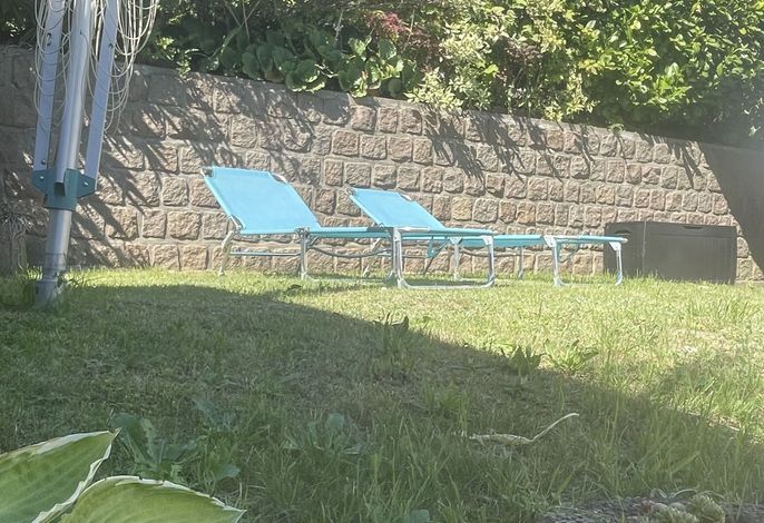 Sonnenliegen im Garten