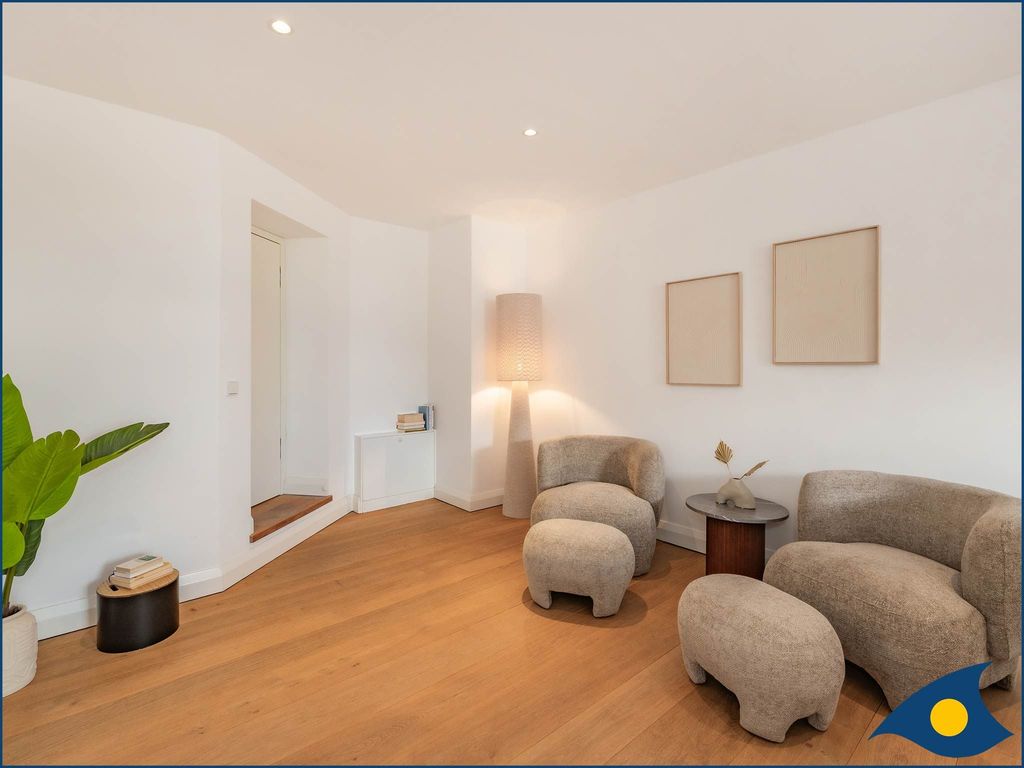 Wohnzimmer mit Schlafcouch und Zugang zur Terrasse