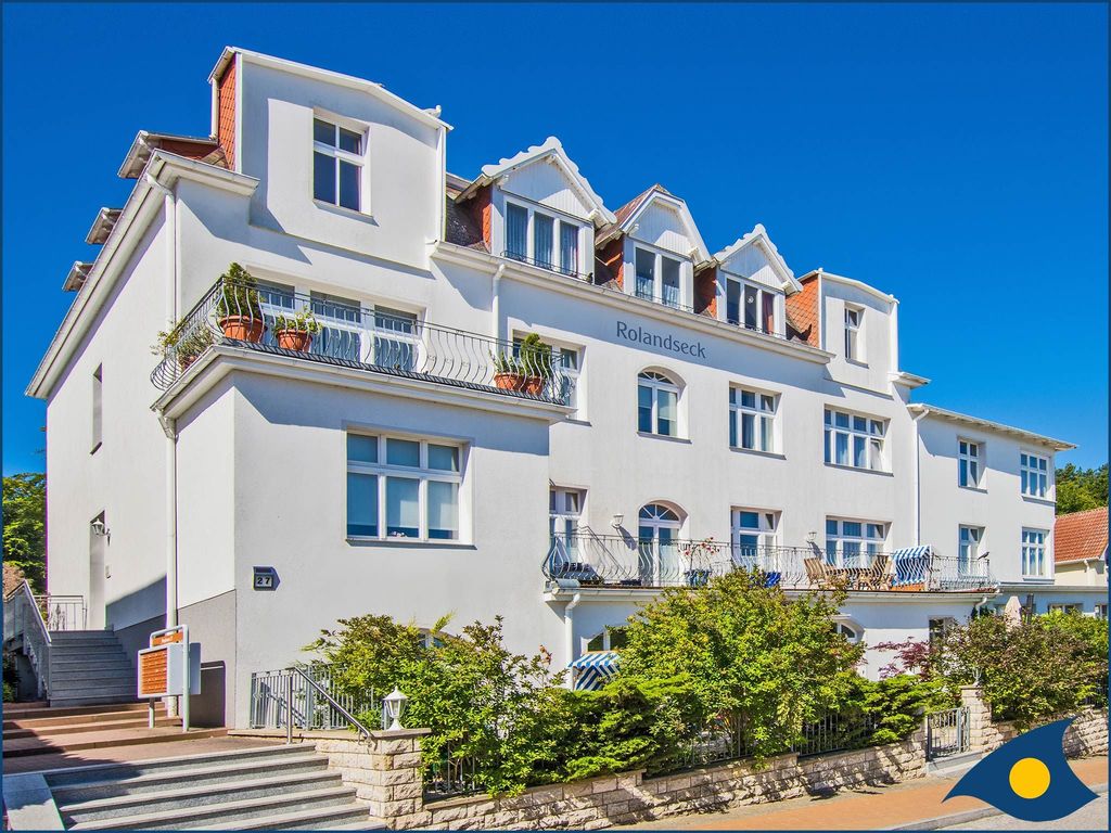 Haus Rolandseck mit begrünter Terrasse des Ferienappartement Meeresbrise