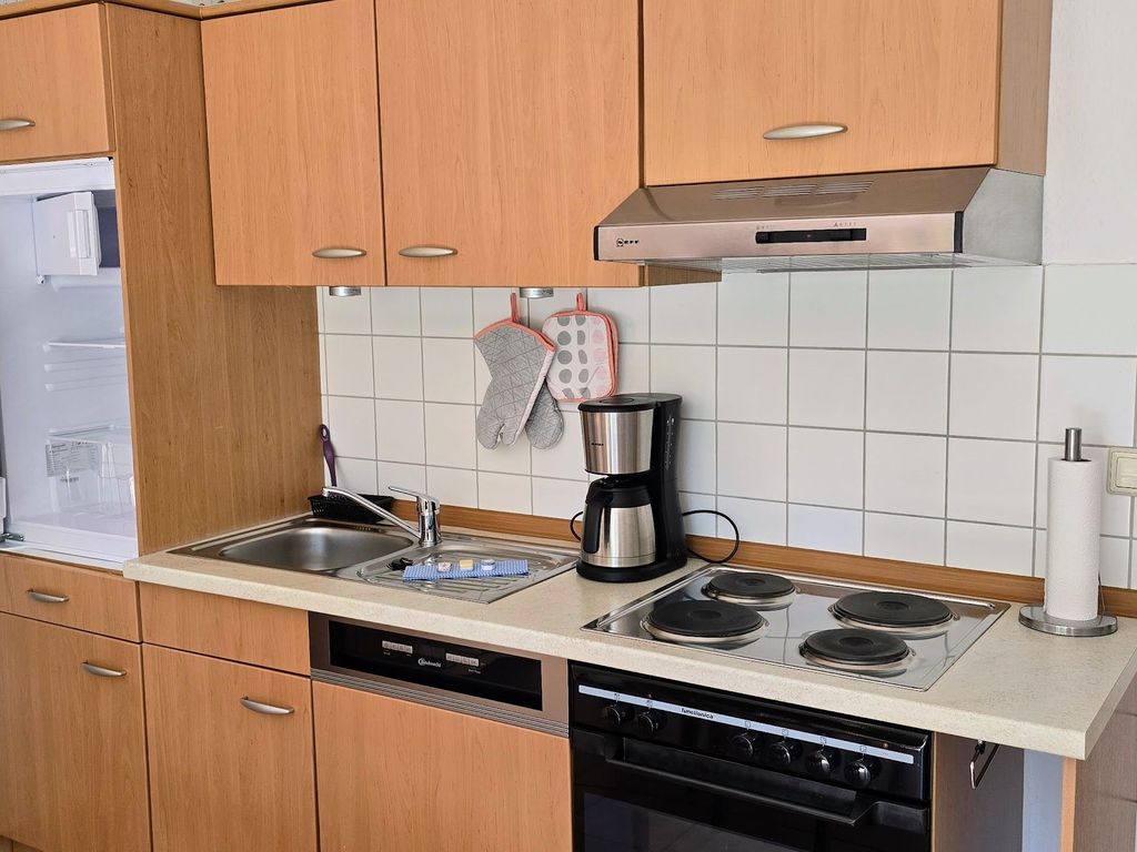 Küchenzeile mit Geschirrspüler und backofen