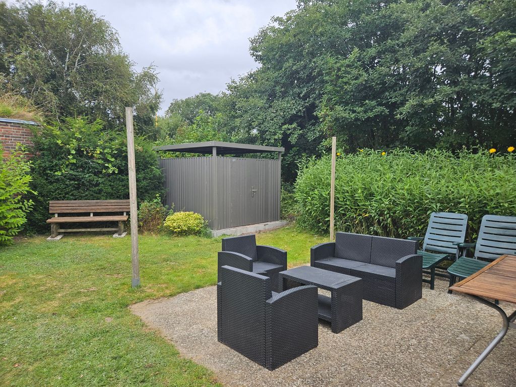 Sitzecke und Gartenschuppen