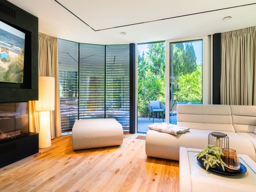 Wohnbereich mit Smart TV und Gaskamin, Zugang zur Terrasse