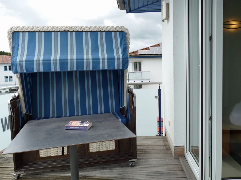 Die großzügige Vierraum-Ferienwohnung erstreckt sich über zwei Etagen und bietet ausreichend Platz für einen erholsamen Aufenthalt. Sie verfügt über drei komfortable Schlafzimmer, zwei Balkone, zwei Badezimmer sowie ein zusätzliches Gäste-WC. Das geräumige Wohnzimmer lädt zum Entspannen und Verweilen ein, während die separate, voll ausgestattete Küche ideale Voraussetzungen für gemeinsame Mahlzeiten bietet.
