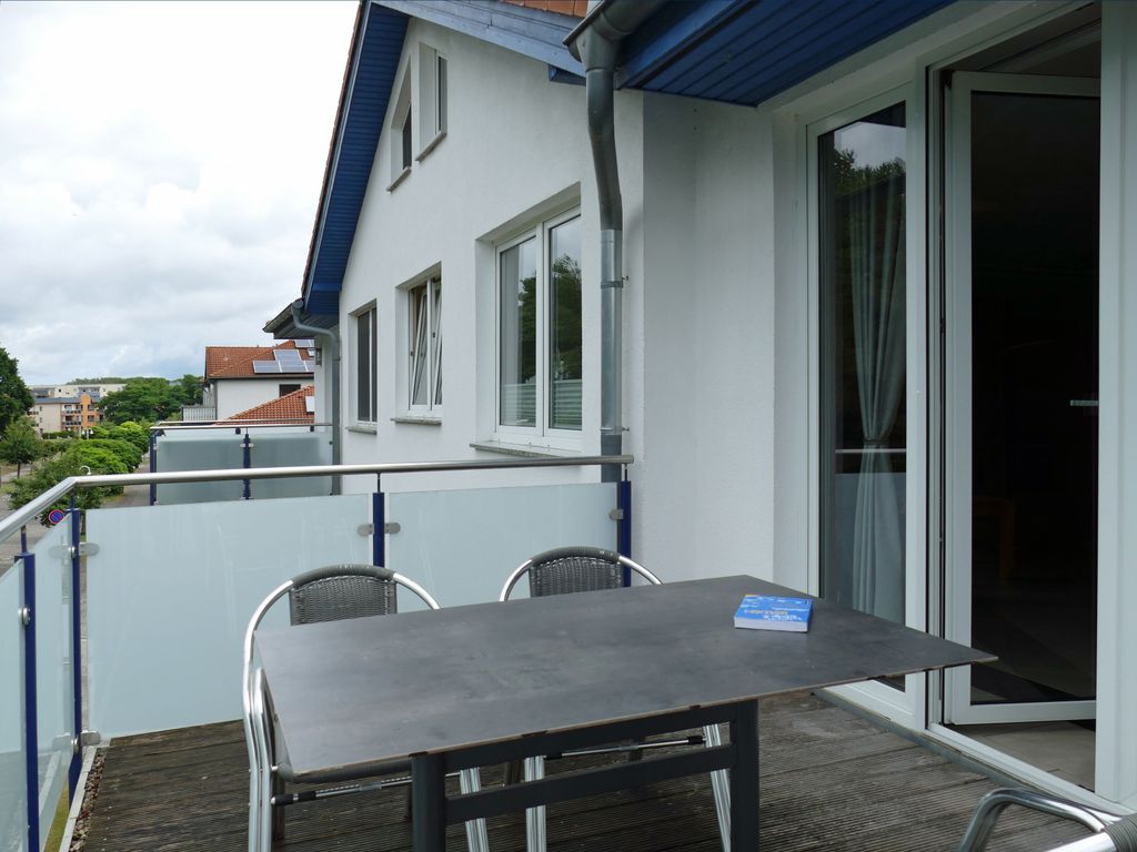 Die großzügige Vierraum-Ferienwohnung erstreckt sich über zwei Etagen und bietet ausreichend Platz für einen erholsamen Aufenthalt. Sie verfügt über drei komfortable Schlafzimmer, zwei Balkone, zwei Badezimmer sowie ein zusätzliches Gäste-WC. Das geräumige Wohnzimmer lädt zum Entspannen und Verweilen ein, während die separate, voll ausgestattete Küche ideale Voraussetzungen für gemeinsame Mahlzeiten bietet.