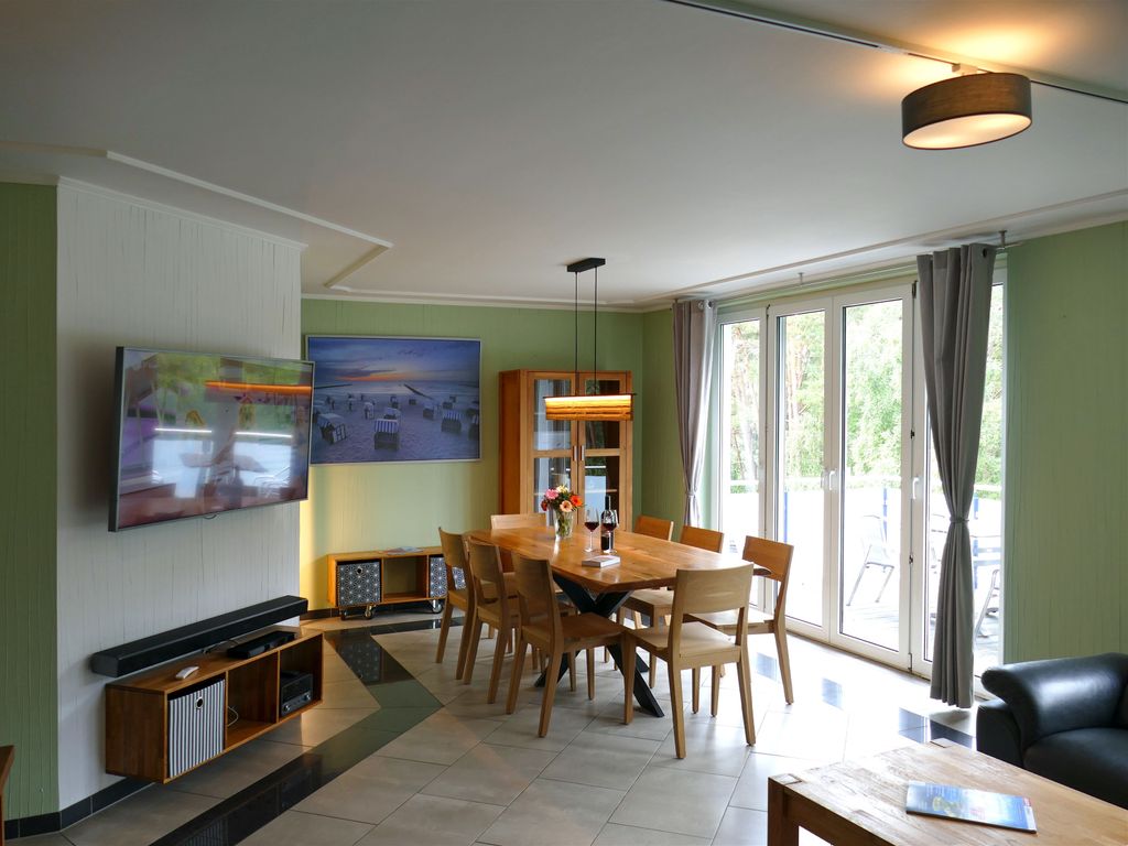 Die großzügige Vierraum-Ferienwohnung erstreckt sich über zwei Etagen und bietet ausreichend Platz für einen erholsamen Aufenthalt. Sie verfügt über drei komfortable Schlafzimmer, zwei Balkone, zwei Badezimmer sowie ein zusätzliches Gäste-WC. Das geräumige Wohnzimmer lädt zum Entspannen und Verweilen ein, während die separate, voll ausgestattete Küche ideale Voraussetzungen für gemeinsame Mahlzeiten bietet.