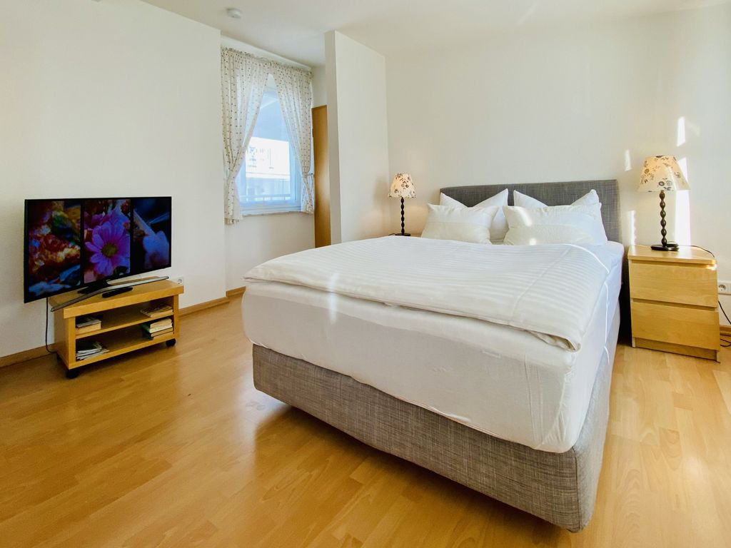 Doppelbett und TV der Ferienwohnung Poel