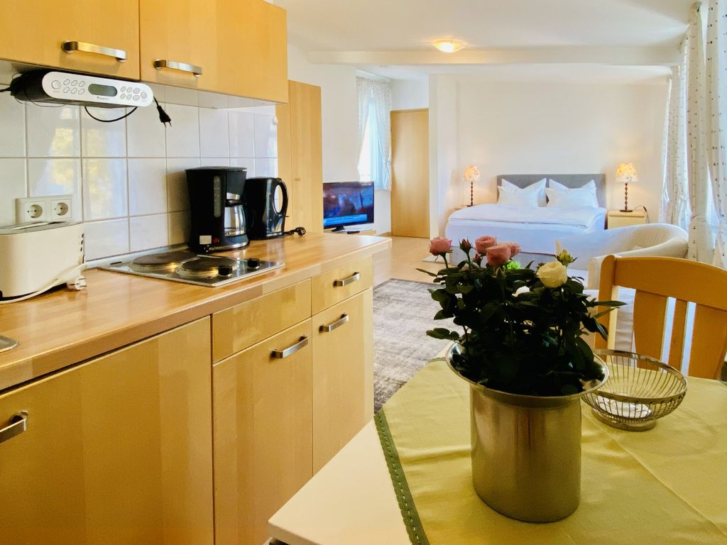 Küche mit Esstisch der Ferienwohnung Poel