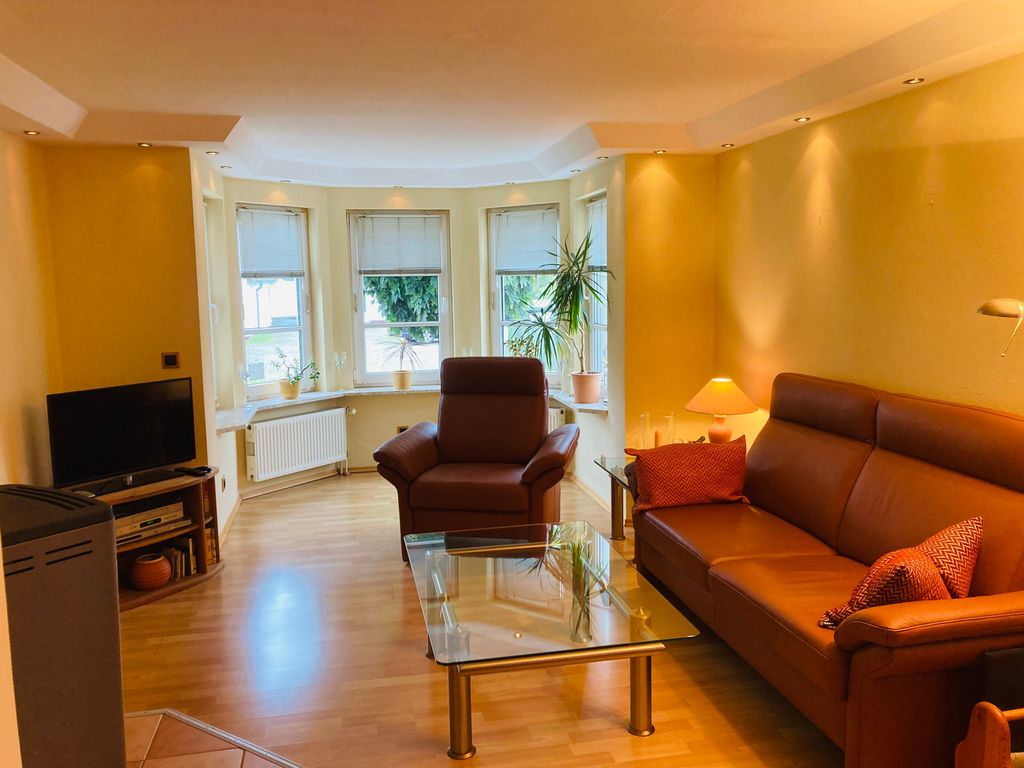 Der helle großzügige Wohnraum des Ferienhauses SÜD / WEST