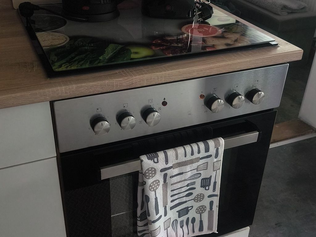 Wasserkocher und Kaffeemaschine vorhanden