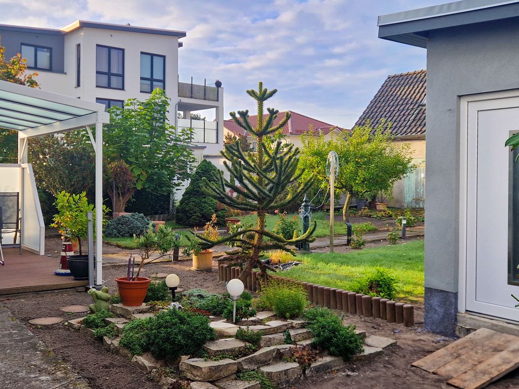 Einladender Garten vor dem Haus.