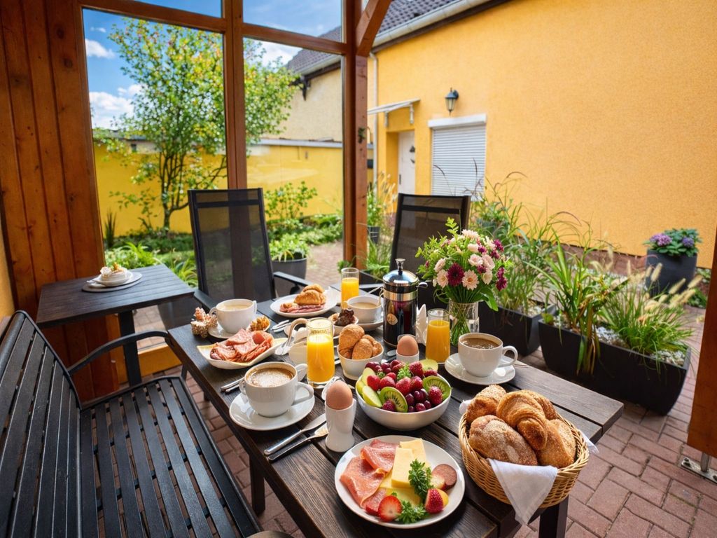 überdachte Terrasse im Innenhof mit Frühstück