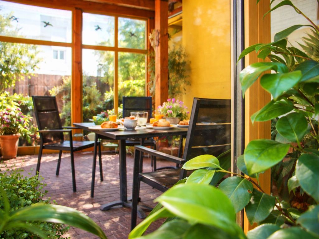 überdachte Terrasse mit Sitzmöglichkeiten im Innenhof