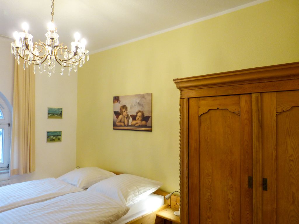 Schlafzimmer 1 mit Verstaumöglichkeit