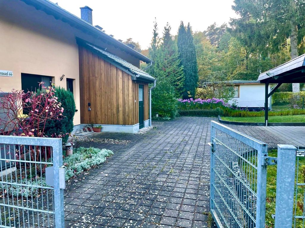 Auffahrt mit Carport