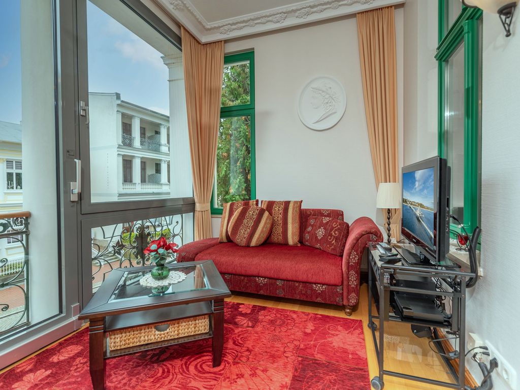 Wohnzimmer in der verglasten Loggia