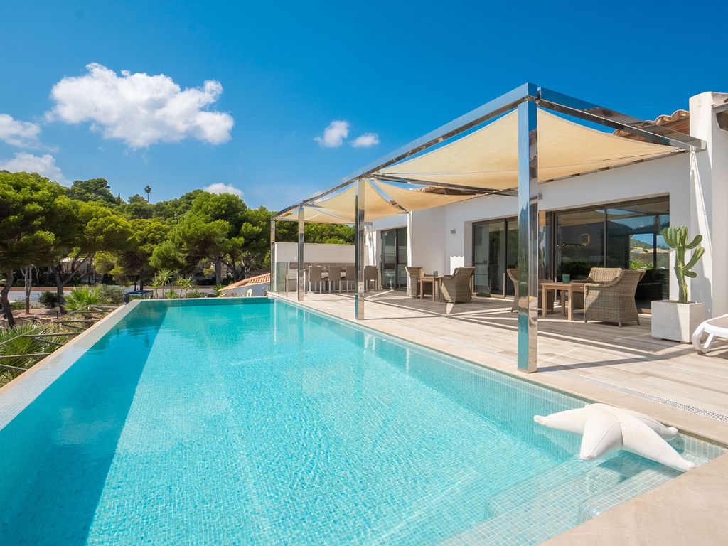 Modern und exklusiv ausgestattete Terrasse mit Infinitypool