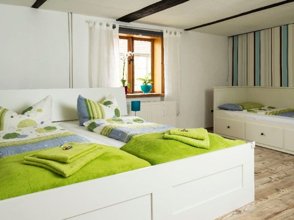 Das zweite Schlafzimmer befindet sich im 1. OG und bietet mit einem Doppelbett und zwei Einzelbetten Schlafgelegenheiten für 4 Personen. Zudem steht auch in diesem Zimmer ein Kinderbett, ein Kleiderschrank und ein Verdunklungsrollo zur Verfügung.

Die Treppen sind mit einer Kindersicherung versehen, denn die Sicherheit unserer kleinen Gäste ist uns wichtig.