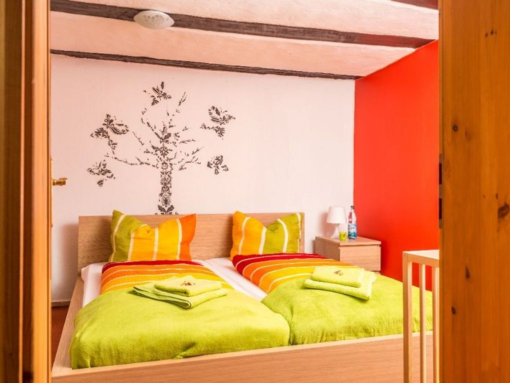 Das Schlafzimmer im Erdgeschoss ist mit einem Doppelbett, einem Kinderbett und einem großen Kleiderschrank ausgestattet.

Damit Sie im Urlaub entspannt ausschlafen können, ist auch ein Verdunklungsrollo vorhanden.