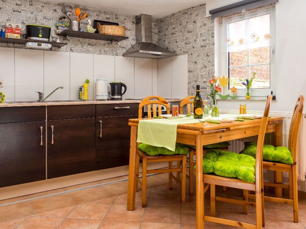Die Küche ist rustikal und modern ausgestattet mit Ceranfeld, Backofen, Kühlschrank mit Gefriermöglichkeit und einem Geschirrspüler. Zudem gibt es auch einen Toaster, eine Kaffeemaschine und einen Wasserkocher damit der Tag mit einem ausgewogenen Frühstück beginnen kann.