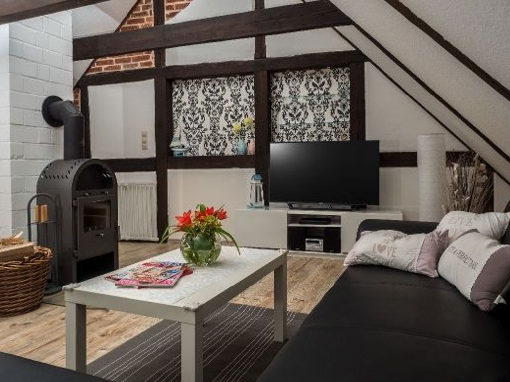 Eine große Wohnlandschaft lädt zu kuscheligen Abenden mit der ganzen Familie vor dem Kamin ein und der große Flachbild-TV lässt keine Filmwünsche offen.

Eine Auswahl an DVDs für alle Altersklassen ist vorhanden und Bluerays können auch abgespielt werden. Für unterhaltsame Musik ist mit der Hifi-Minianlage auch gesorgt.
