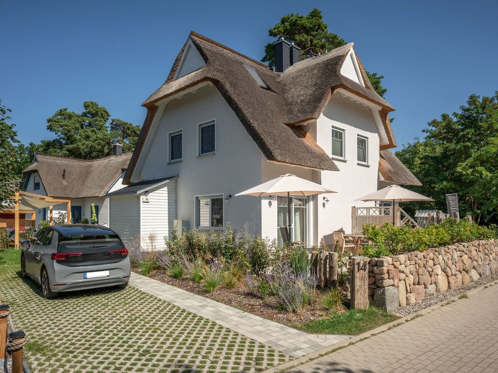 Aussenansicht und Parkplatz