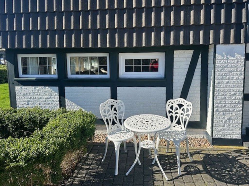 Sitzmöglichkeit vorm Haus
