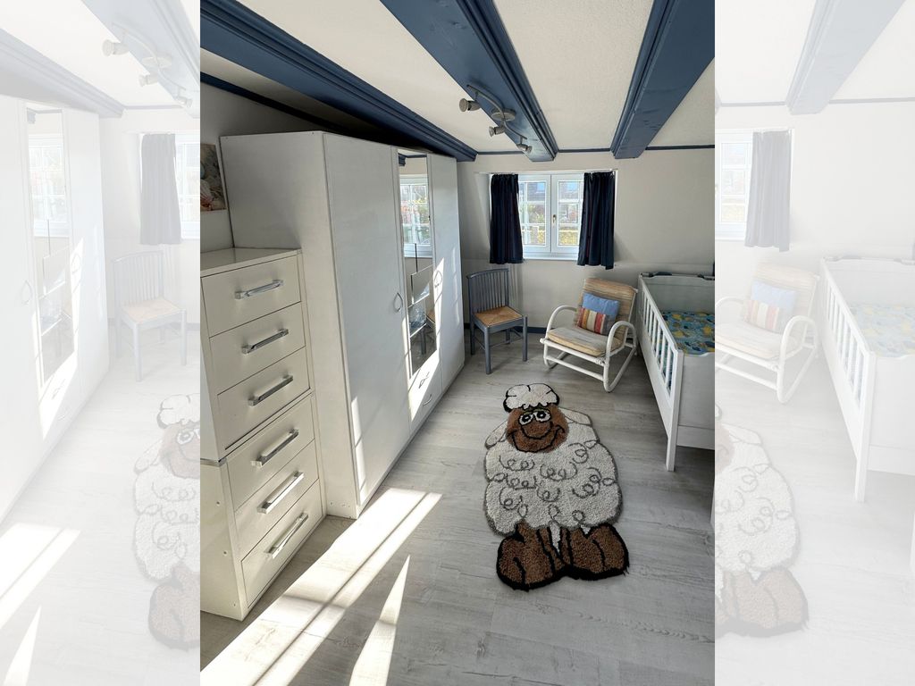Schlafzimmer mit Kinderbett