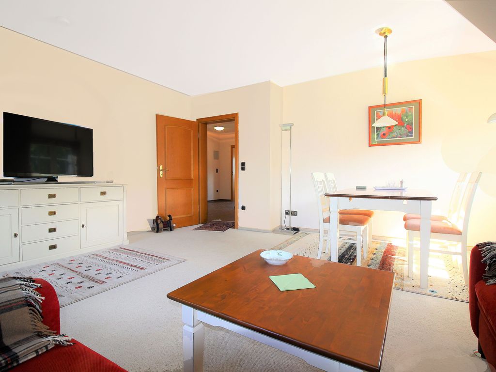 Wohnzimmer mit Eßplatz, Sitzecke und Smart-TV