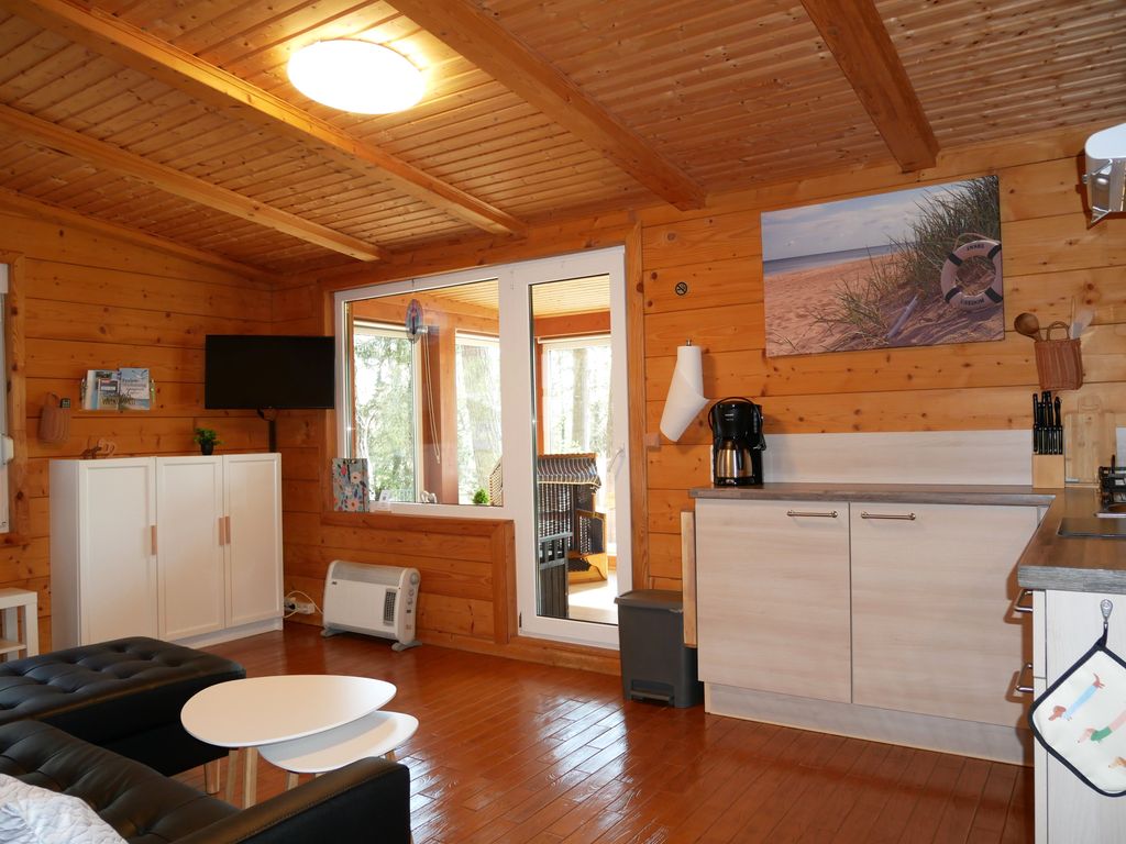 Wohnzimmer mit offener Küche