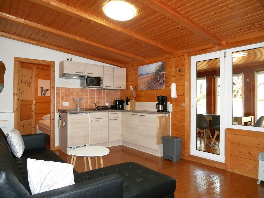 Wohnzimmer mit offener Küche