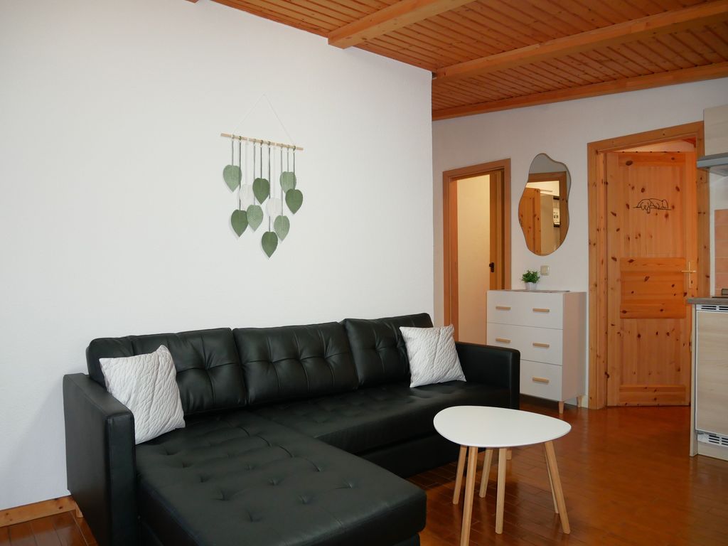Wohnzimmer mit offener Küche