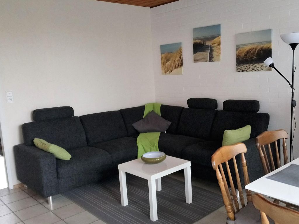 Im Wohnzimmer finden unsere Gäste auch ein großes Sofa vor.