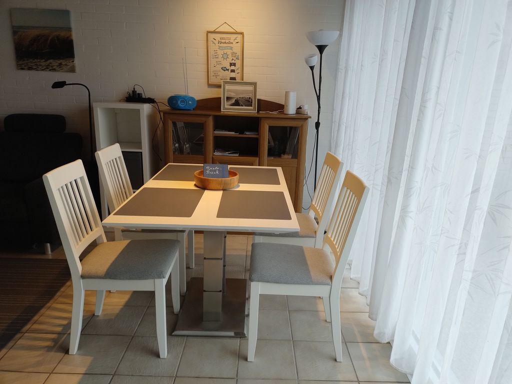 Am Esstisch finden bis zu 4 Personen Platz.