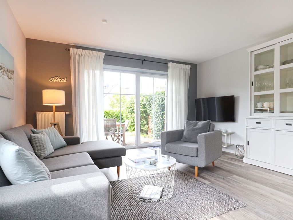Meerzeit - Blick auf den gemütliche Wohnbereich mit Terrassenzugang