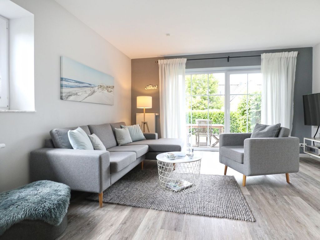 Meerzeit - Blick auf den gemütliche Wohnbereich mit Terrassenzugang