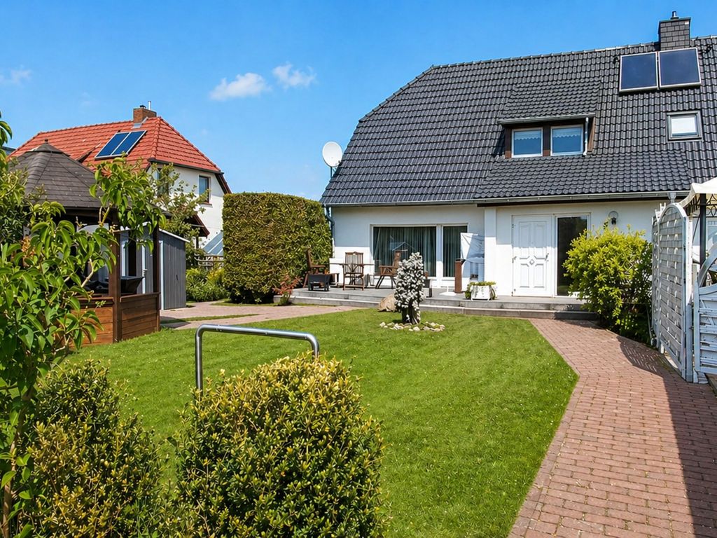 Eingezäunter Garten mit Grillpavillon am Haus