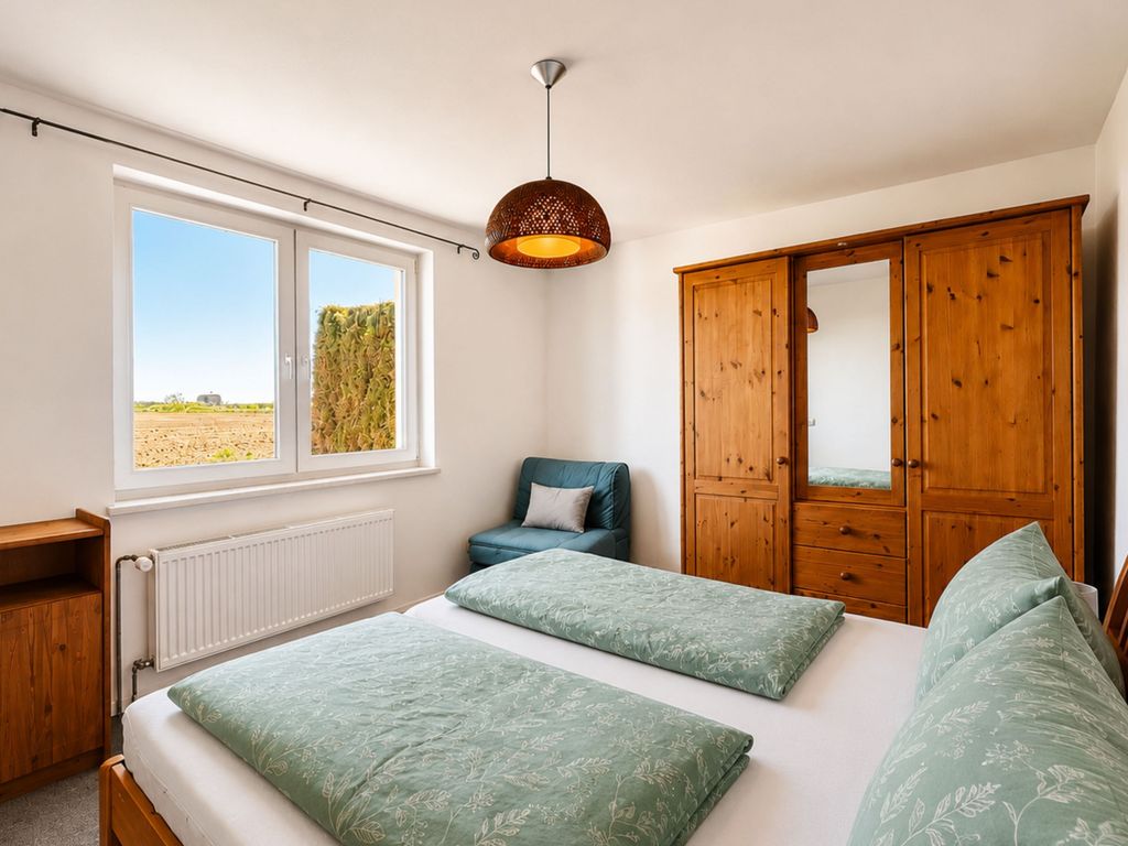 Schlafzimmer 1 mit Doppelbett 1.80x2.00m