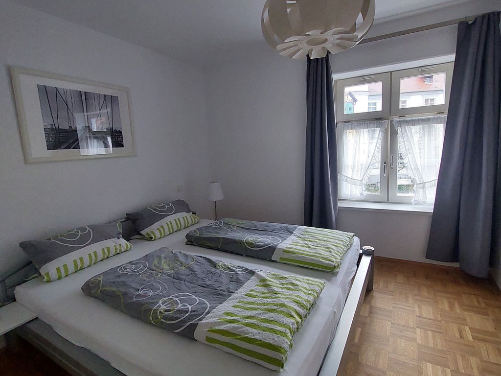 Schlafzimmer 1