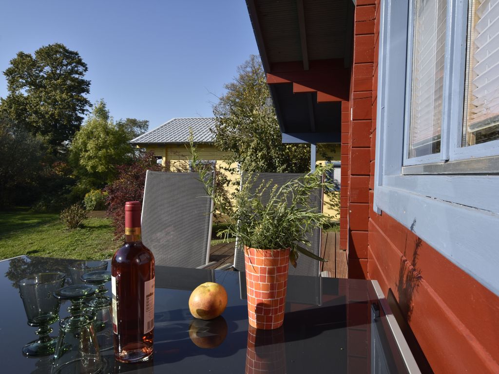 Blick auf das Gartengrundstück mit den Nachbarhäusern