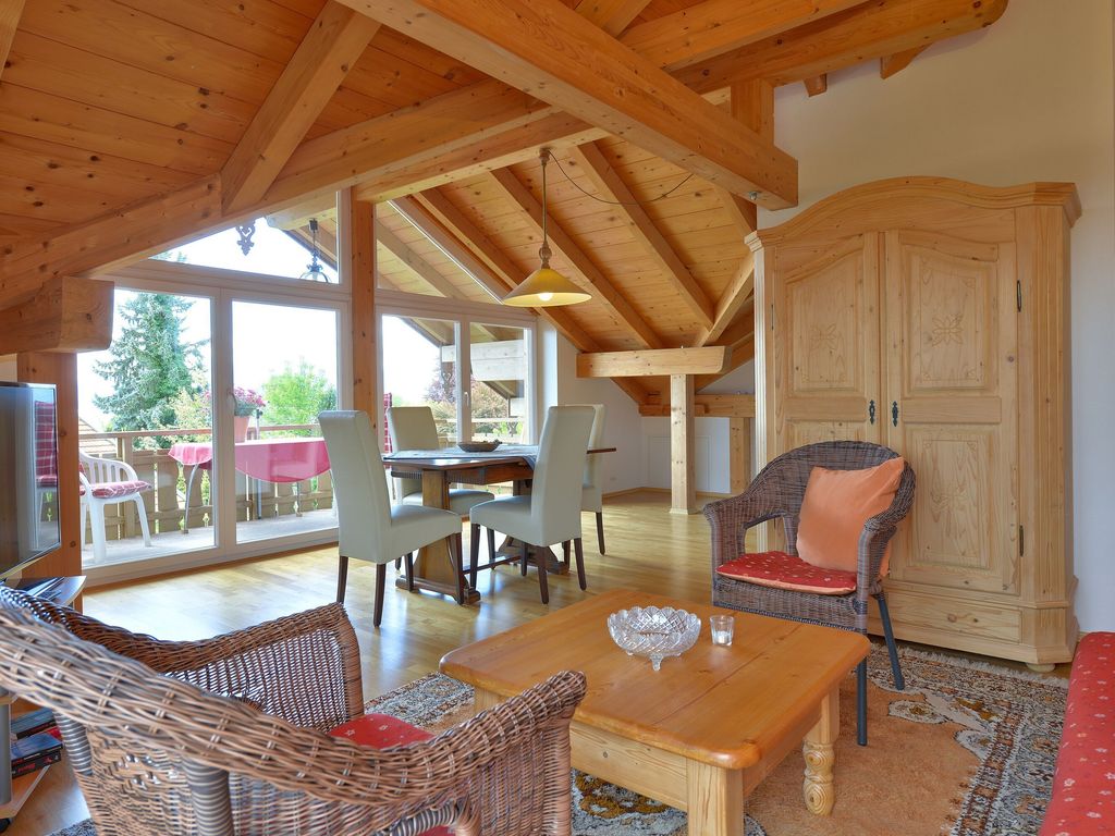 Wohnbereich mit Blick zum Essbereich und Südbalkon