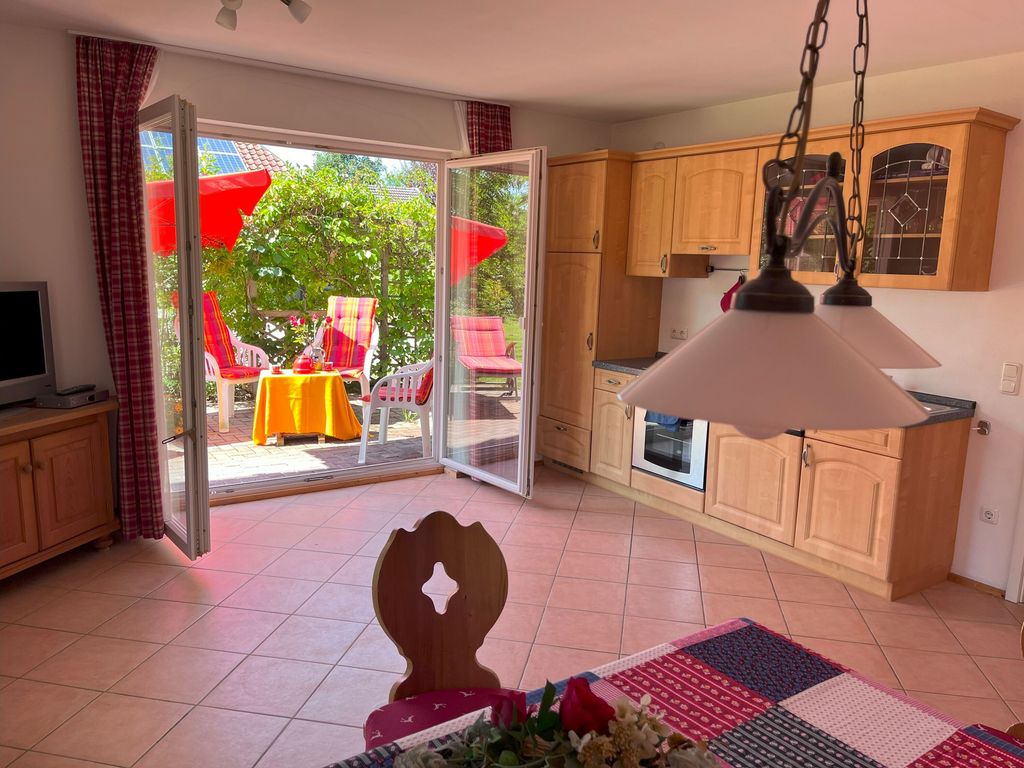 Essbereich mit offener Küche und Blick zur Terrasse