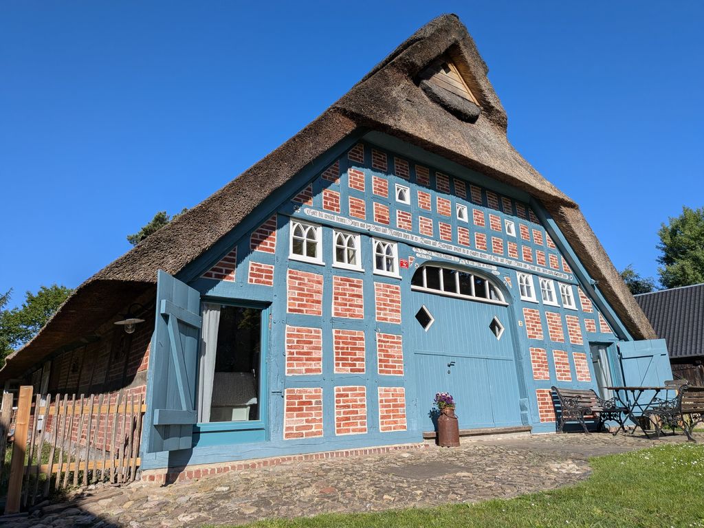 Sicht auf den Giebel und Eingangsbereich der Ferienwohnung