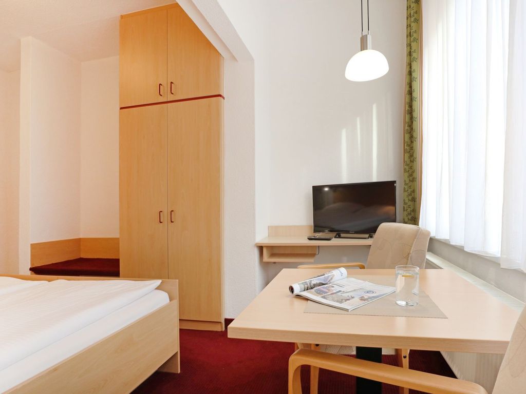 Strandflieder Zimmer 101 - Blick in das Zimmer mit einem Doppelbett