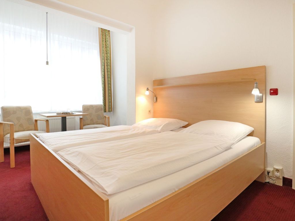 Strandflieder Zimmer 101 - Blick in das Zimmer mit einem Doppelbett